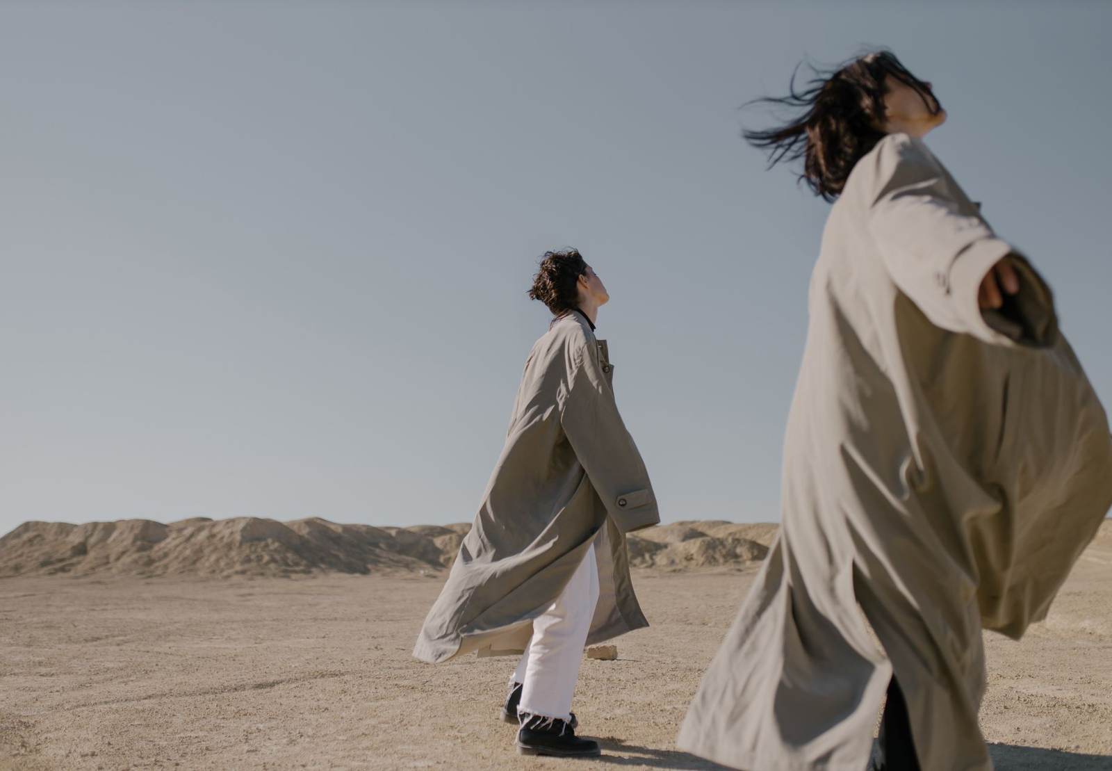 People in desert wind - the Chaos Surfer philosophy by Masha Ātman